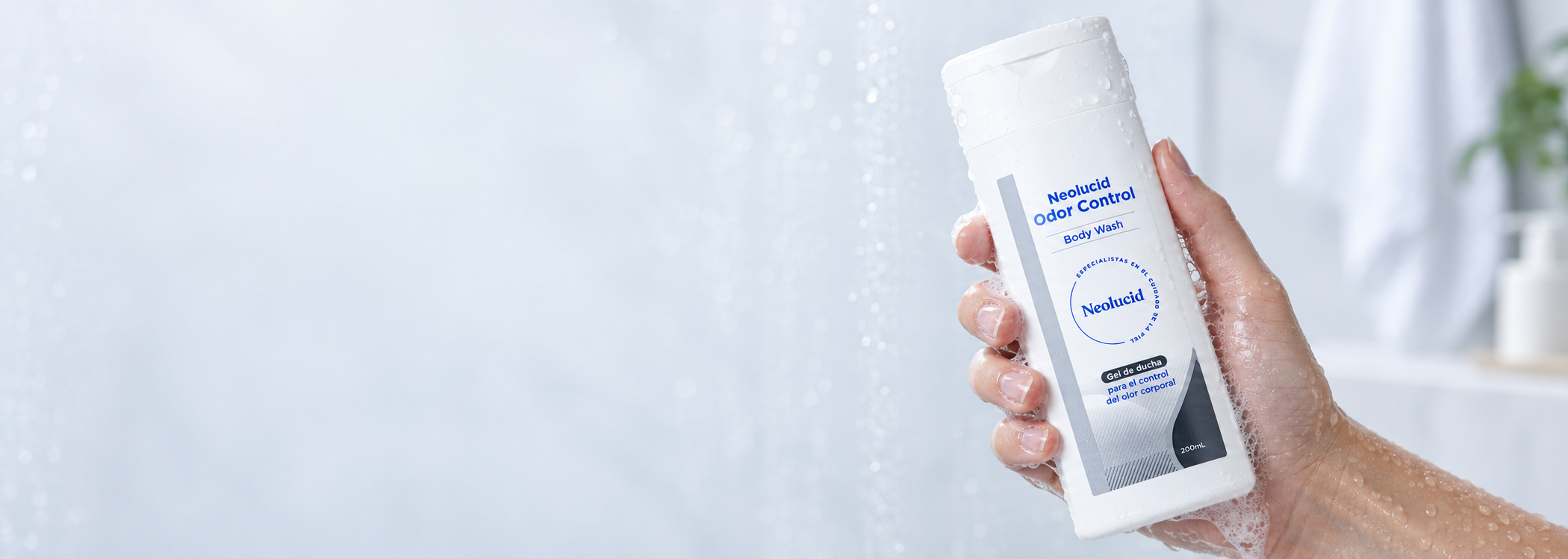 Neolucid Odor Control Body Wash sostenido en la mano bajo el agua